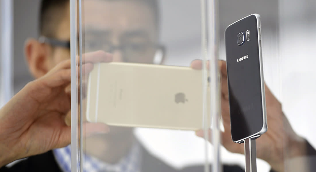 سامسونغ تتحدى أبل بمنح مستخدمي "أي فون" تجربة هواتفها لشهر مقابل دولار واحد