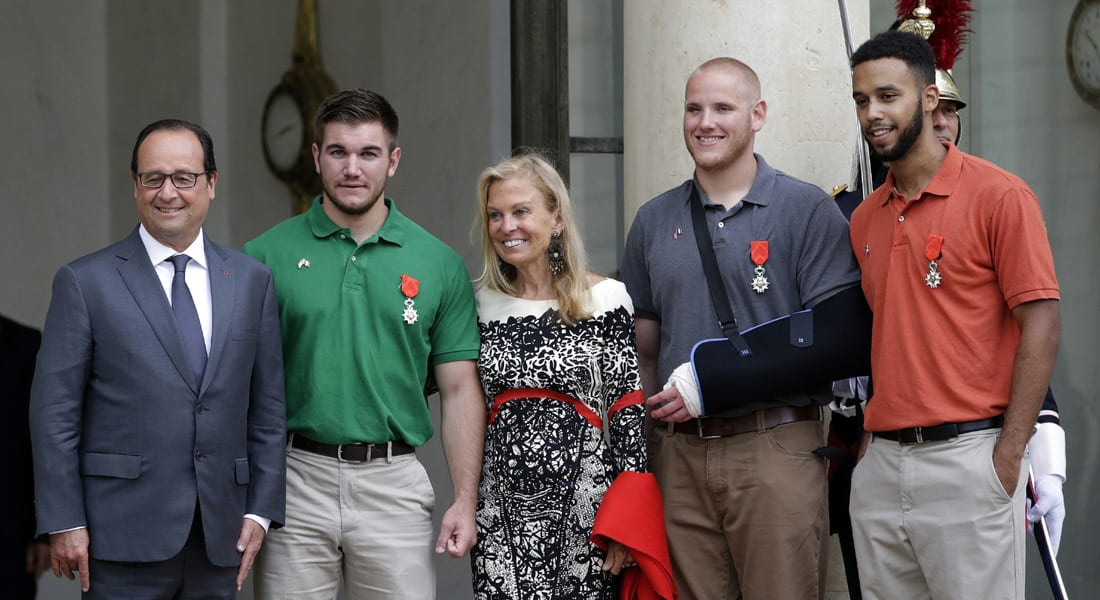 هولاند يمنح 3 أمريكيين وبريطاني أرفع وسام فرنسي لدورهم في منع "مذبحة" بقطار