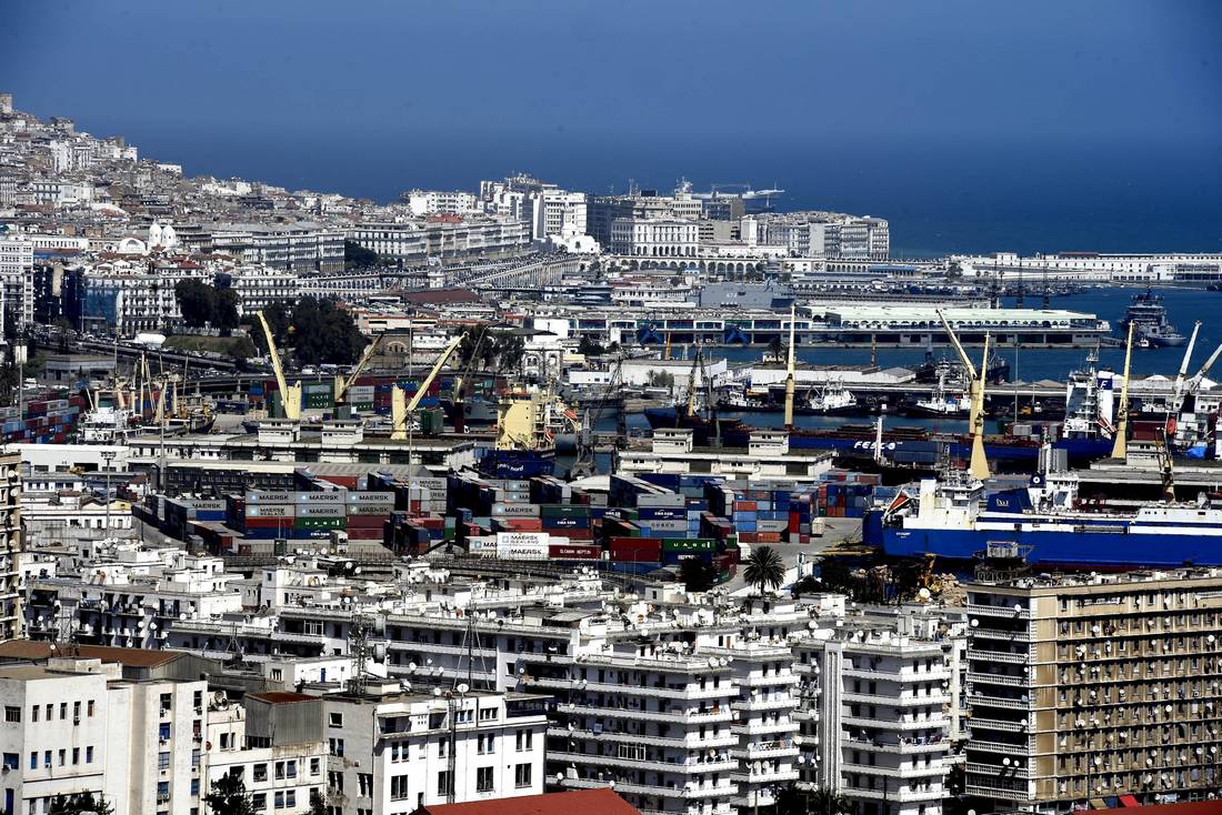 انهيار أسعار النفط وتهاوي الدينار الجزائري يضعان البلاد على حافة أزمة خانقة