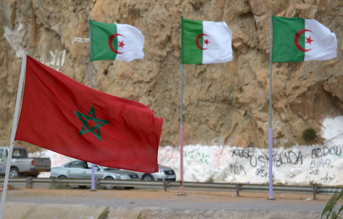 مغاربة وجزائرون يتبادلون التحايا عبر حدود مغلقة بين جارين يجمعهما الكثير
