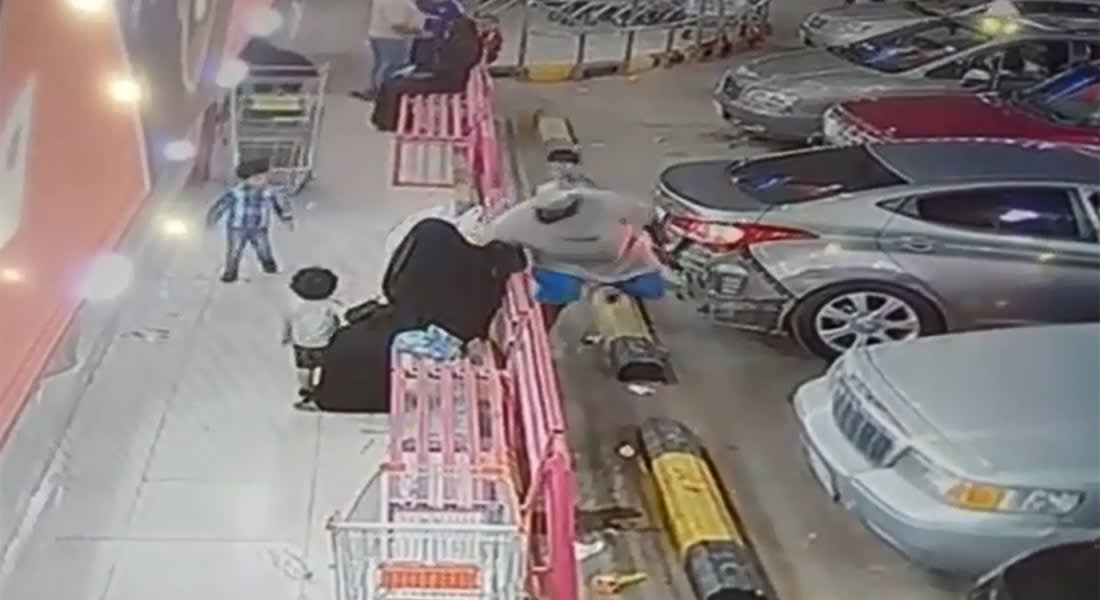 بالفيديو.. محاولة سرقة حقيبة فتاة أمام محل تجاري في السعودية
