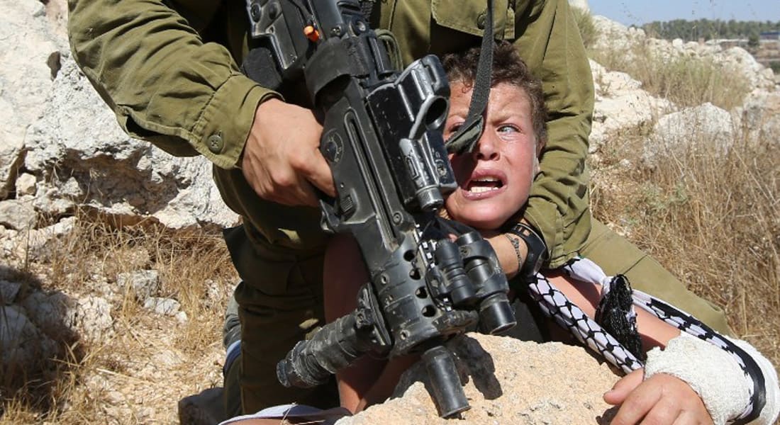 انتشار واسع لصورة جندي إسرائيلي يثبت رأس طفل فلسطيني.. ووالده لـCNN: كنت موجودا ويصعب على أي اب رؤية حصول ذلك لابنه