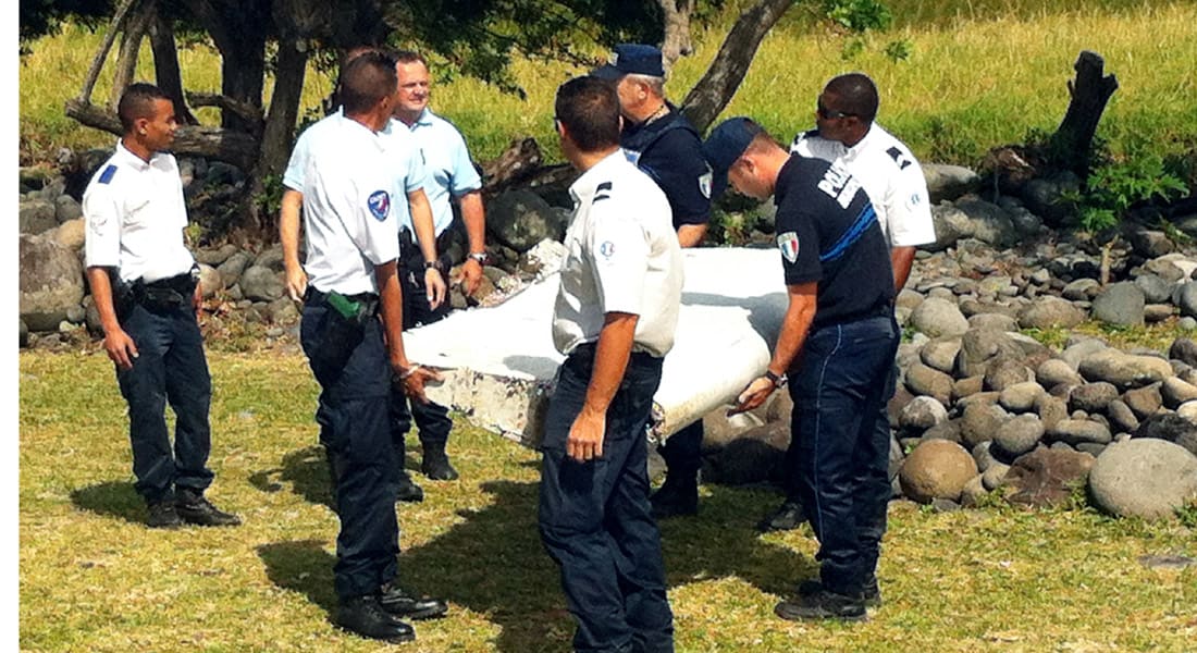 فرنسا تؤكد: جزء الجناح الذي عُثر عليه في جزيرة ريونيون يعود للطائرة الماليزية المفقودة