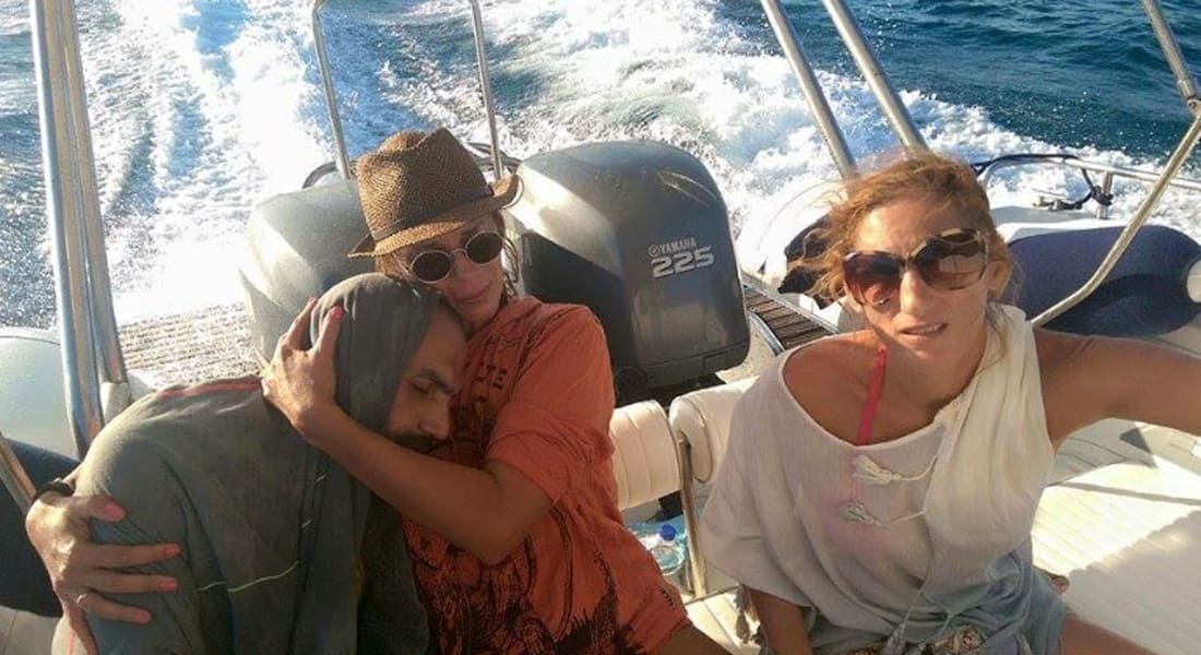 عارضة أزياء يونانية على متن يخت بإجازة تنقذ لاجئا سوريا تائها في البحر