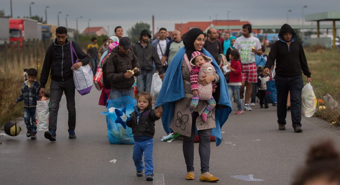 آلاف المهاجرين يدخلون النمسا عبر الحدود مع المجر ورئيس وزراء فنلندا يفتح منزله للاجئين