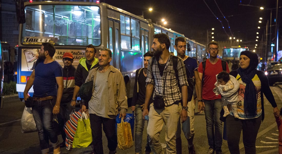 نشطاء ينظمون قافلة من 170 سيارة لنقل آلاف اللاجئين من بودابست إلى فيينا