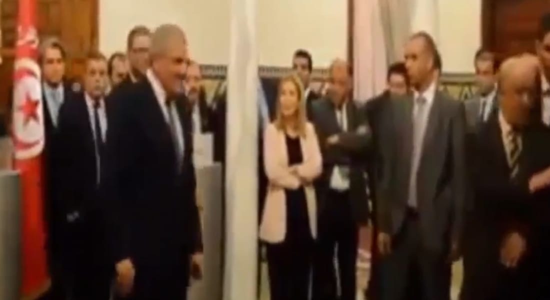 بالفيديو.. محلب ينسحب من مؤتمر صحفي بتونس.. والقاهرة: سؤال من "قناة إخوانية" عن شأن داخلي