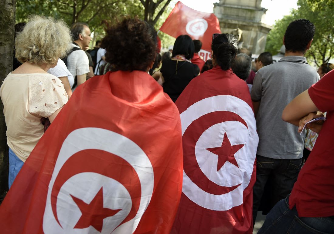 مئات التونسيين يتظاهرون في العاصمة احتجاجًا على مشروع يربطونه بعهد بن علي