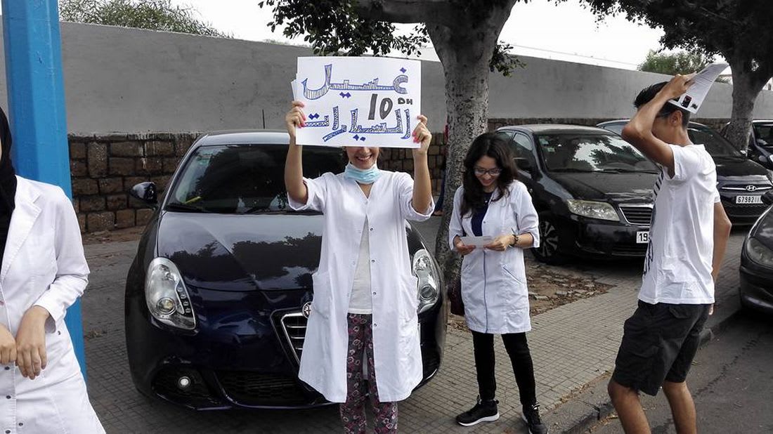 احتجاج طلبة الطب المغاربة ببيع المناديل وغسل السيارات يثيرُ جدلًا واسعًا 
