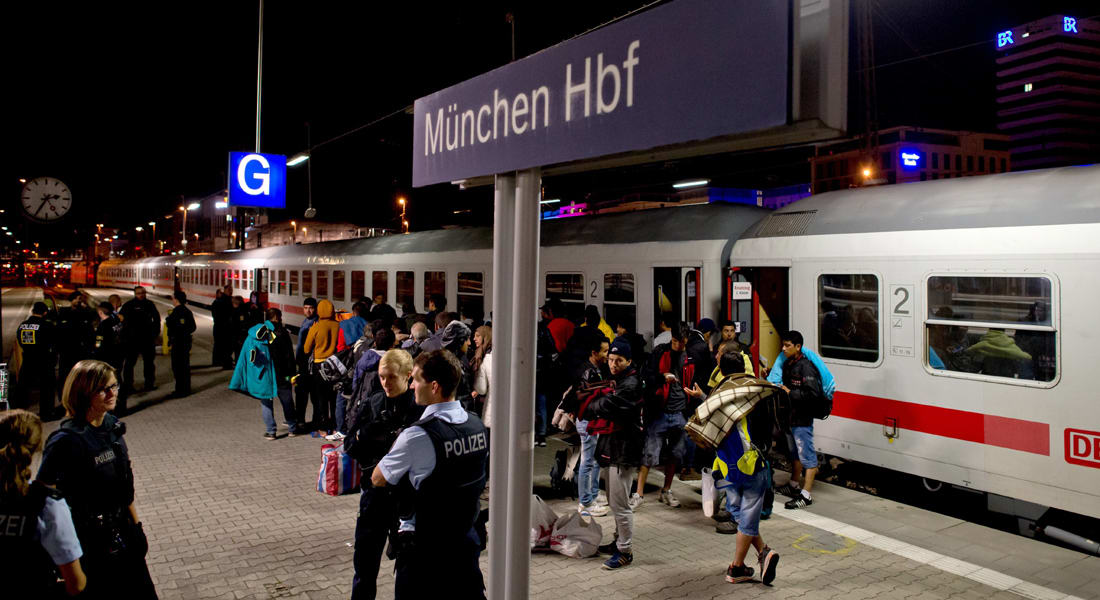 أزمة اللاجئين.. تعليق القطارات بين ألمانيا والنمسا وغرق 30 مهاجراً والعثور على 42 بشاحنة تبريد