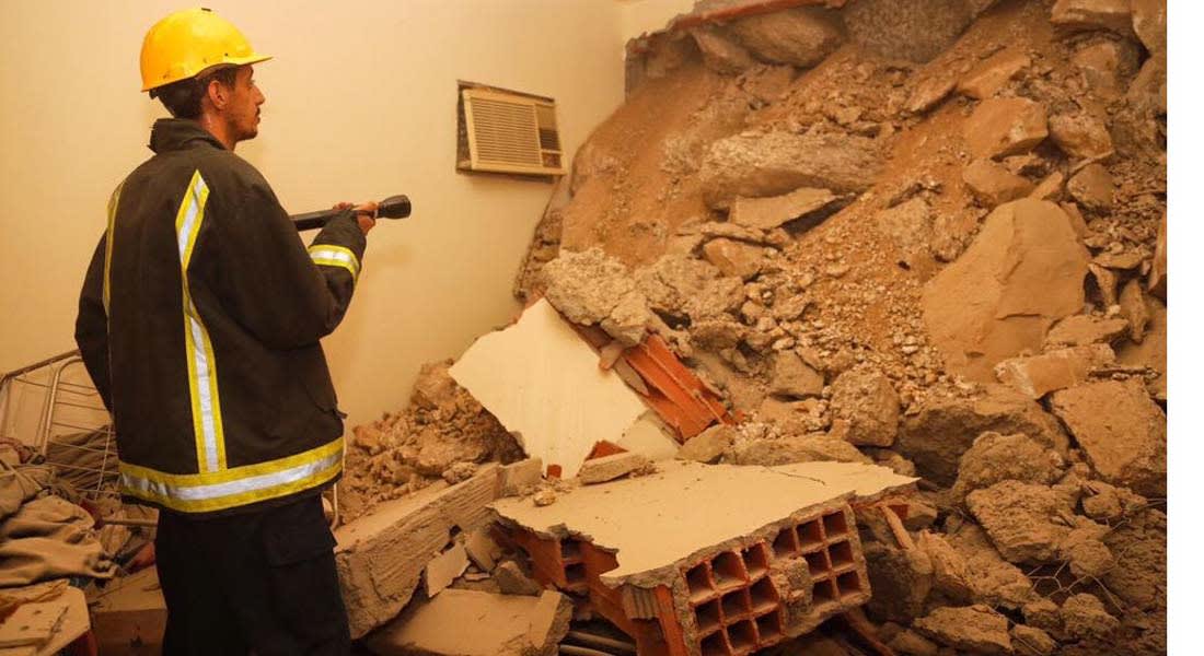 الدفاع المدني السعودي: انهيار جزء من جبل على سقف مبنى في مكة.. وإصابة شخصين