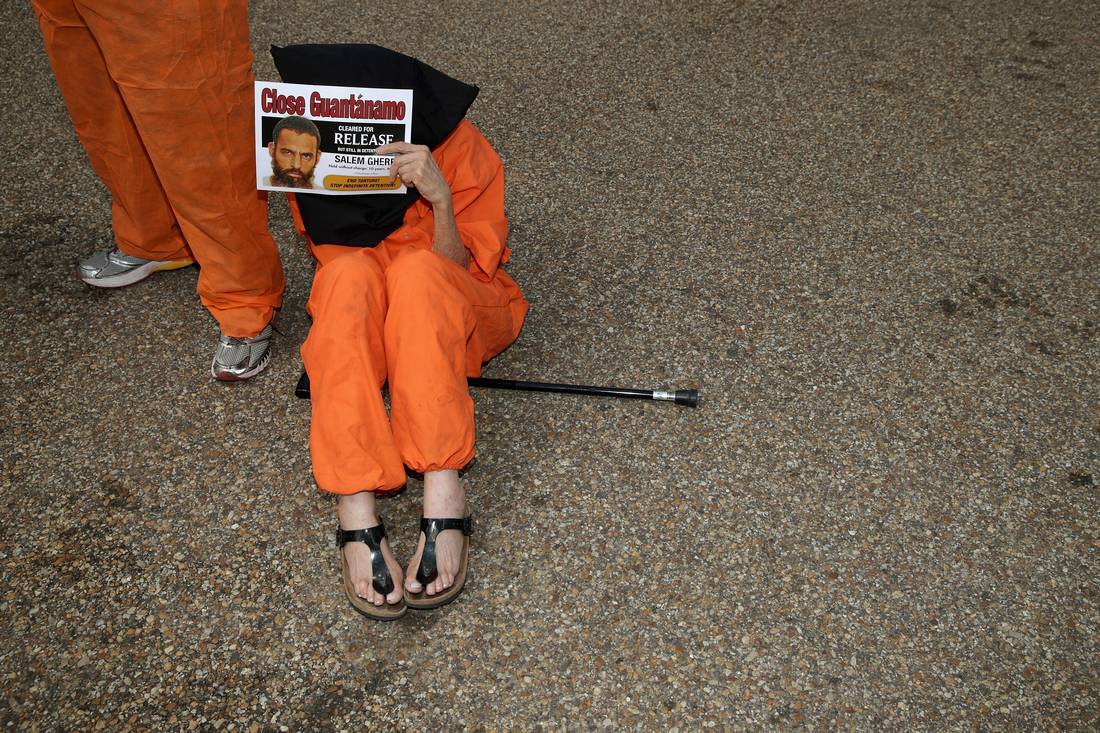 منظمة دولية تطالب واشنطن بالكشف عن أسباب حبس مغربي 14 عامًا في غوانتانامو