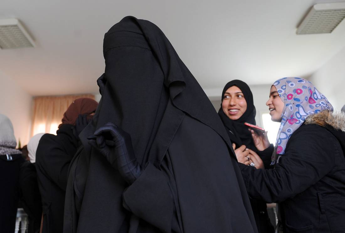 وزارة التعليم التونسية تحظر ارتداء النقاب داخل المدارس وتهدّد بطرد معلمة ترتديه