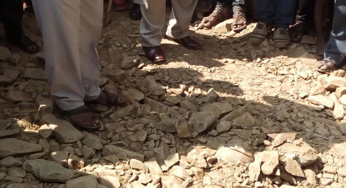 هندي يدفنه عمال الطرق حيا بعد سقوطه في حفرة.. والسلطات تعوض عائلته بـ760 دولار