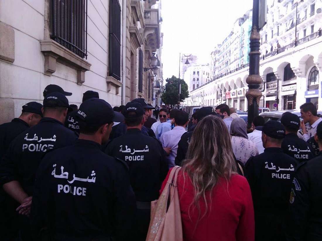 قوات الأمن الجزائرية تمنع بالقوة احتجاج صحفيي قناة "الوطن" ضد إغلاقها