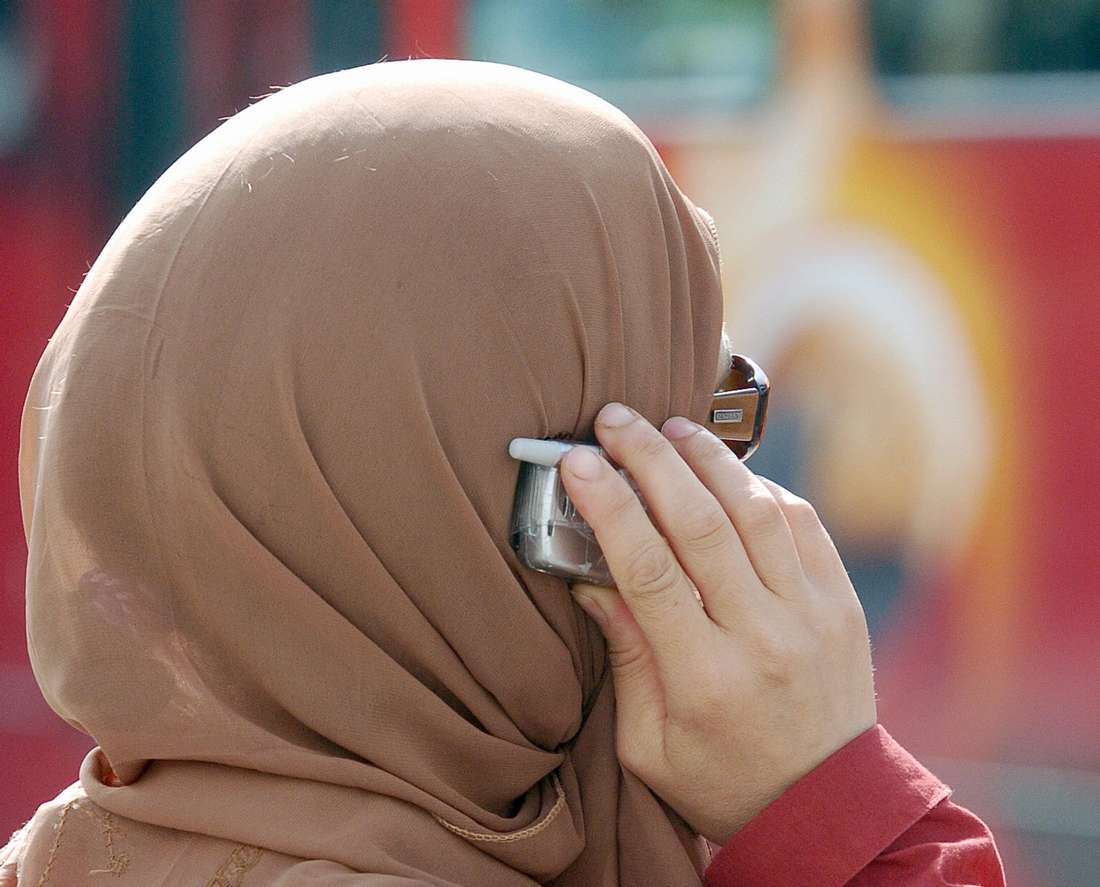 جدل واسع في تونس بعد تصريح وزير النقل بتأثير الحجاب سلبًا على سمع المرأة