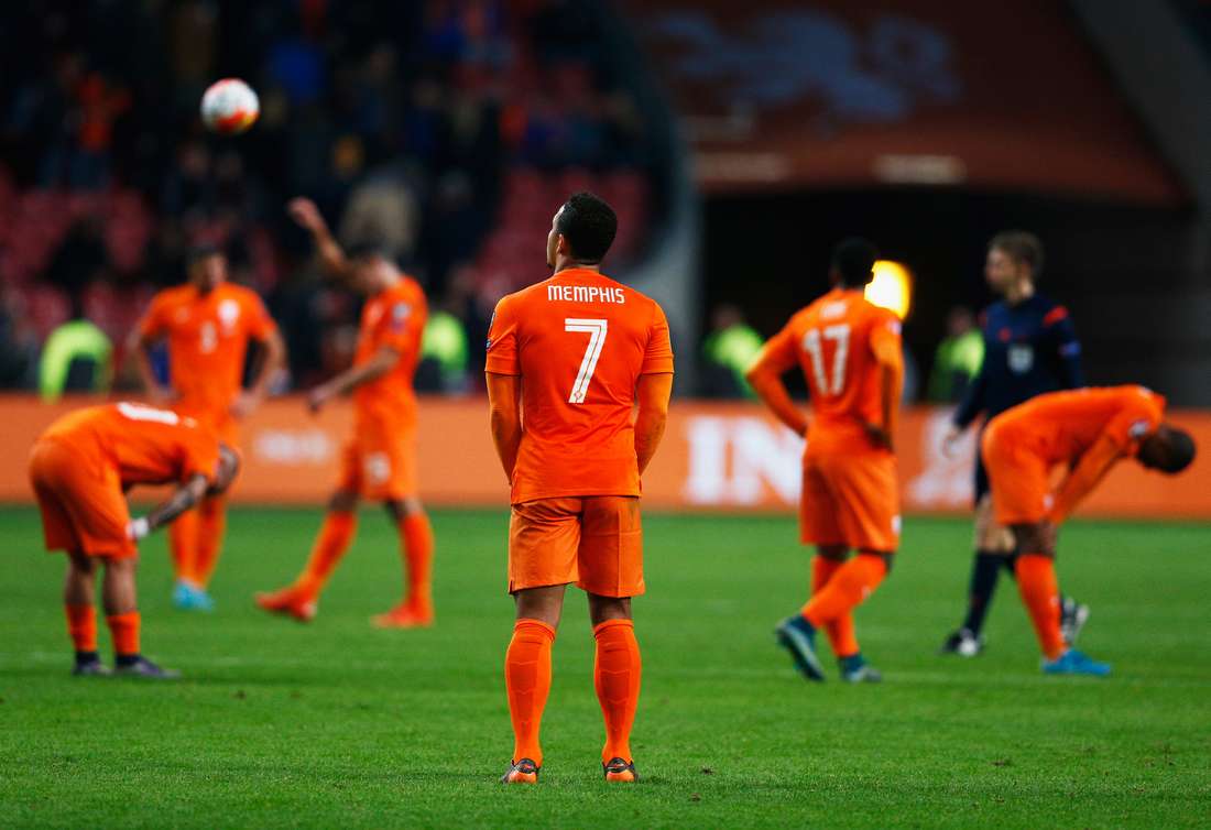 كيف انتقل المنتخب الهولندي من تحقيق الأمجاد إلى الخروج مذلولًا من تصفيات يورو 2016 
