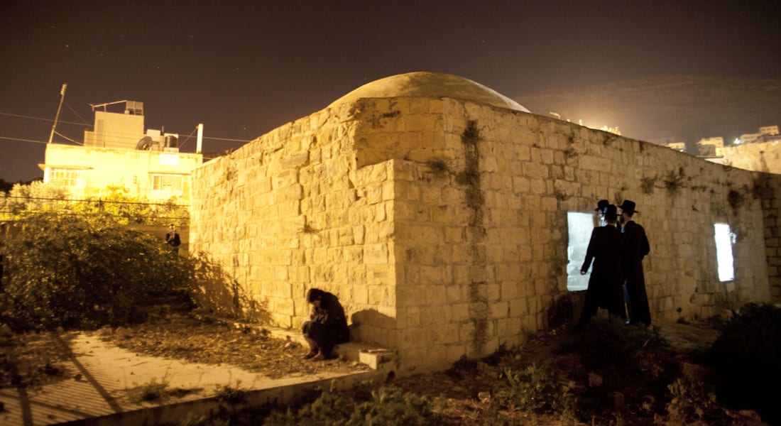  إسرائيل: فلسطينيون يضرمون النار بمجمع يأوي ضريح النبي يوسف في نابلس