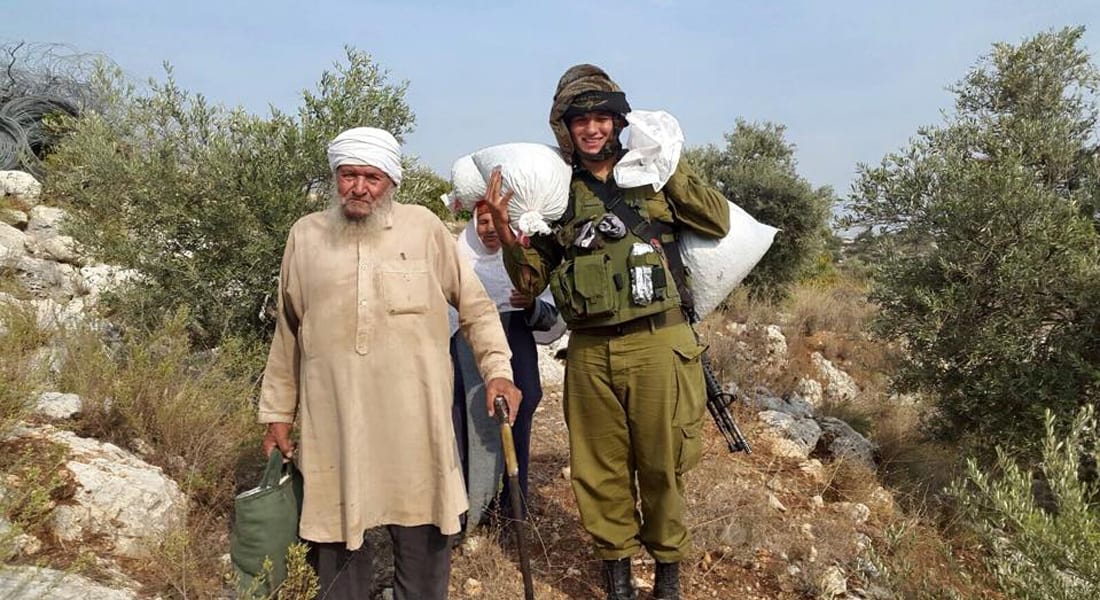 المتحدث باسم الجيش الإسرائيلي ينشر صورة لجندي يساعد مسنا فلسطينيا.. ومدونون بين "عيني ستدمع" و "صوروني بسرعة الشوال ثقيل"