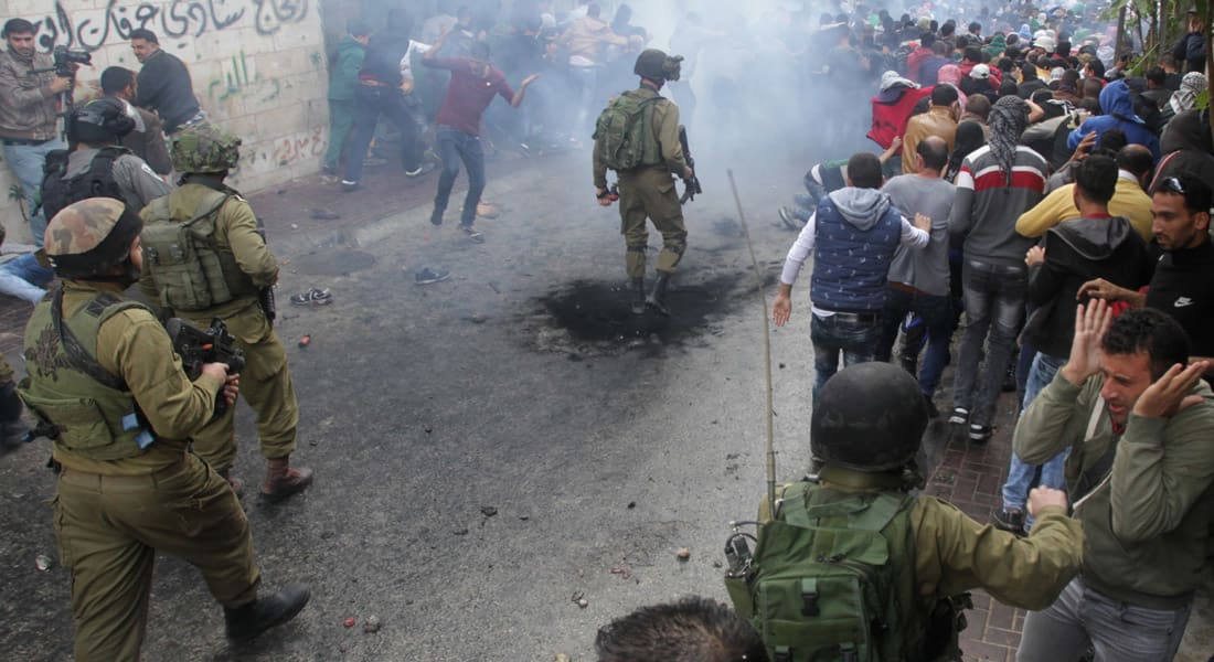 مقتل فلسطيني بالخليل وإصابة إسرائيلية قرب بيت لحم وعباس يحذر من "فوات أوان" حل الدولتين