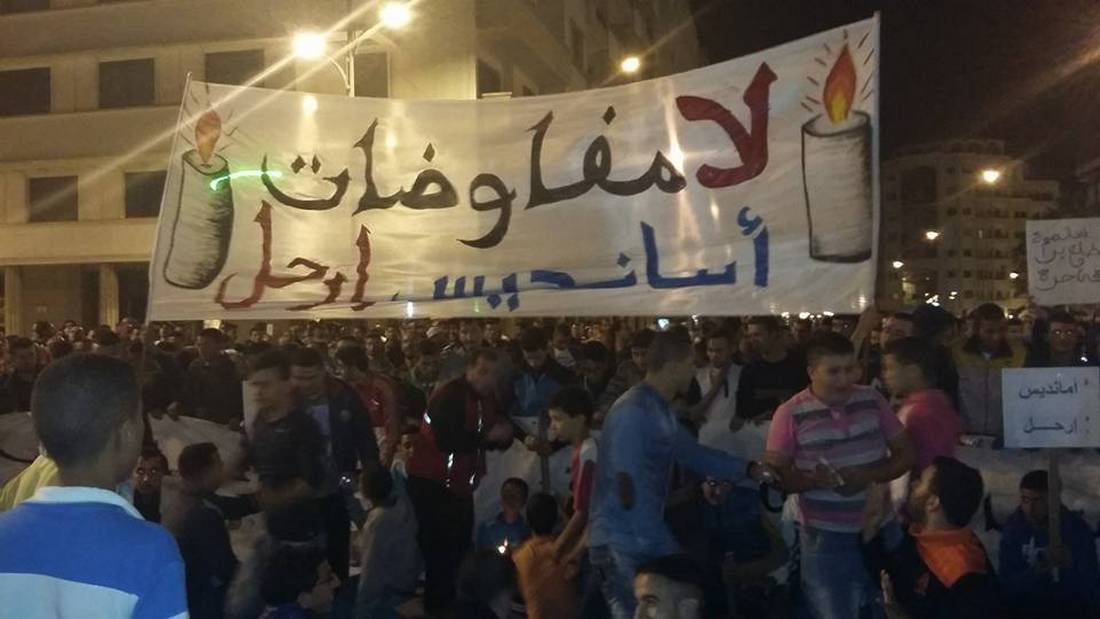 آلاف المغاربة ينظمون مسيرة الشموع في طنجة احتجاجًا على غلاء الماء والكهرباء