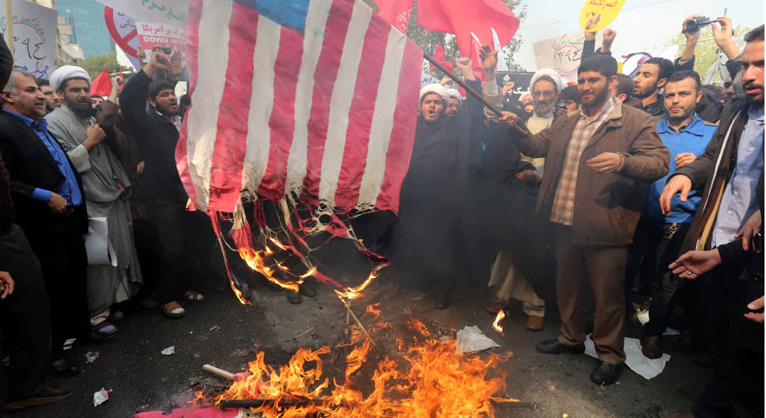 خامنئي: "الموت لأمريكا" لا يعني "الموت للأمريكيين".. وإيرانيون يحرقون العلم الأمريكي في يوم "مواجهة الاستكبار" 