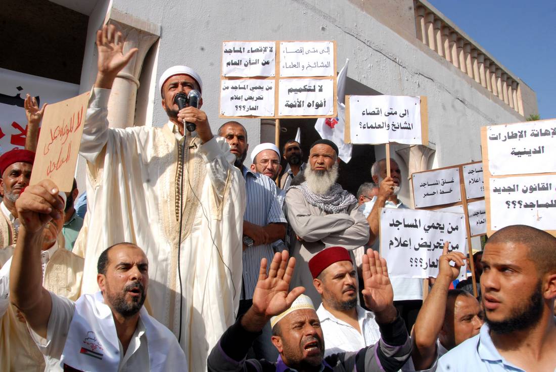 تونس تُلغي صلاة الجمعة بأحد المساجد إثر احتجاجات ضد عزل إمامه السابق