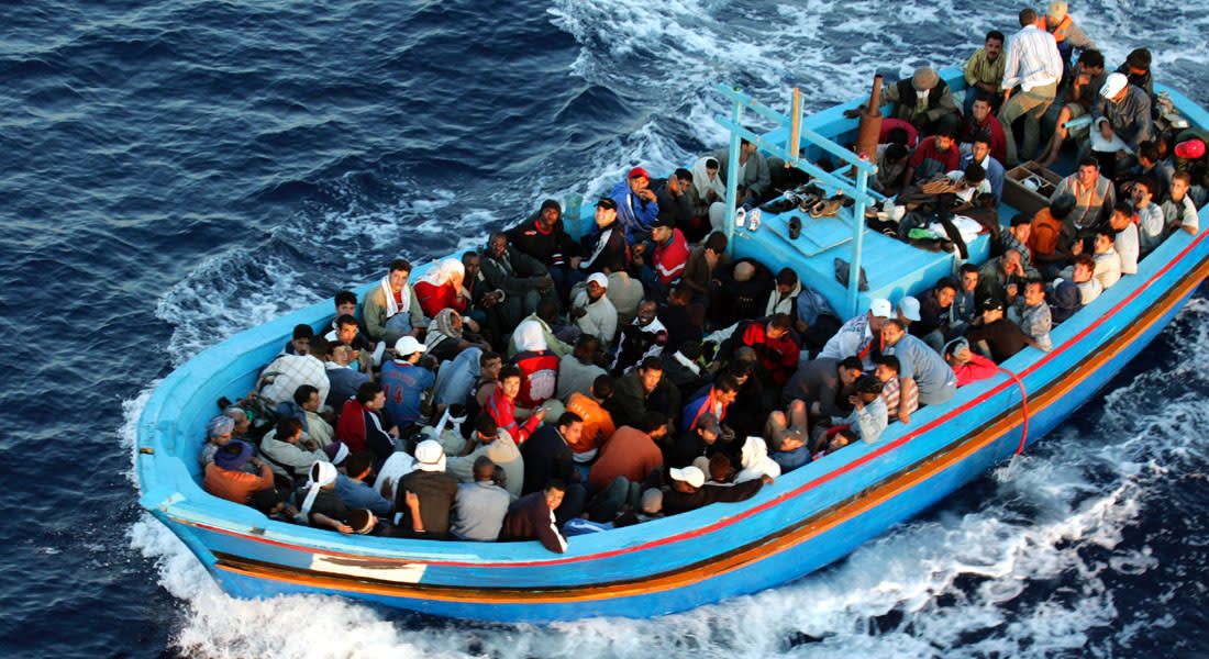 عملية حسابية تثير ضجة واسعة: "كم سورياً يجب أن ندفع من القارب حتى يظل طافياً؟"
