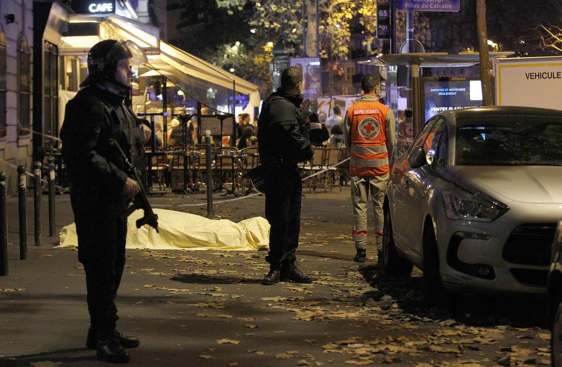 أمن بروكسيل يبدأ حملة اعتقالات بعد الاشتباه في تأجير منفذي هجمات باريس سيارات من بلجيكا