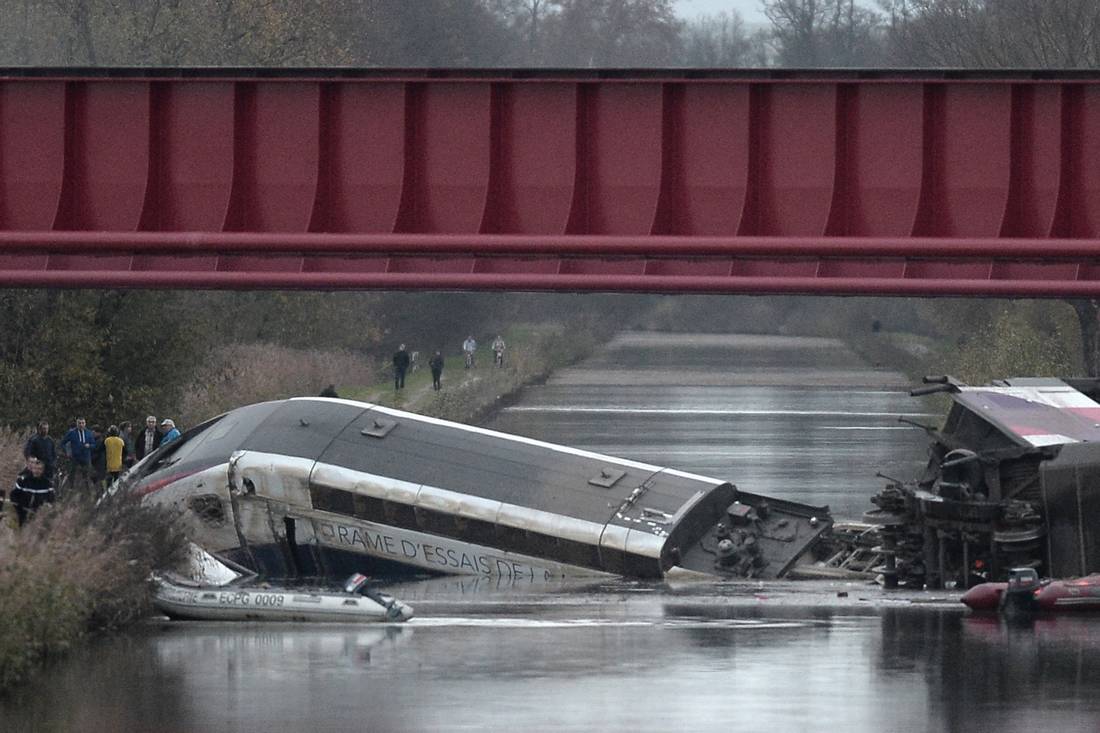 مقتل 10 فرنسيين وإصابة أكثر من 30 بعد سقوط قطار فائق للسرعة