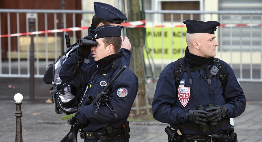 فرنسا تحتجز والد وشقيق أحد منفذي هجمات باريس للاستجواب  