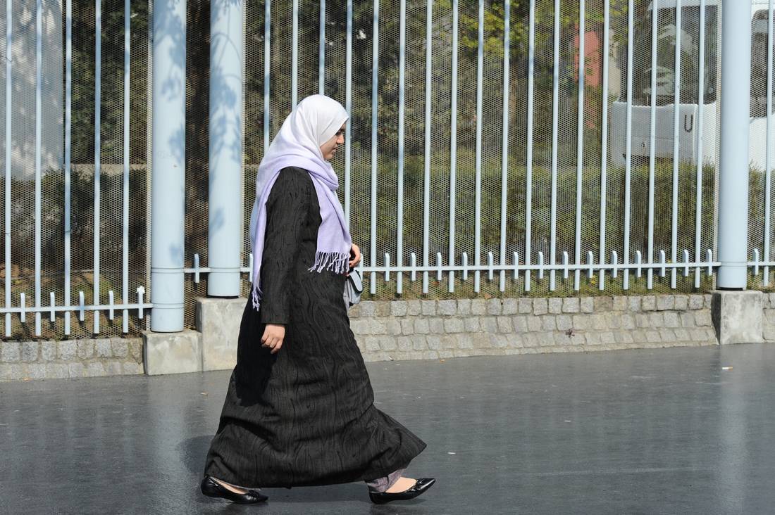 اعتداء على مسلمة ويهودي في فرنسا من طرف مجهولين بسبب ارتدائهما ما يُحيل إلى ديانتهما