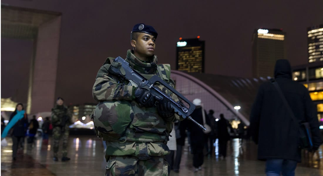 الداخلية الفرنسية تقرر منع الجماهير من حضور مباريات كرة القدم بعد هجمات باريس 