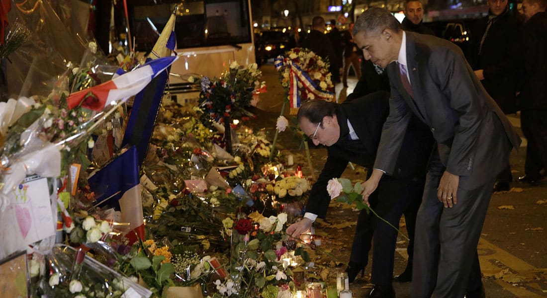 وردة بيضاء من أوباما أمام مسرح "باتاكلان" تكريما لضحايا هجمات باريس 
