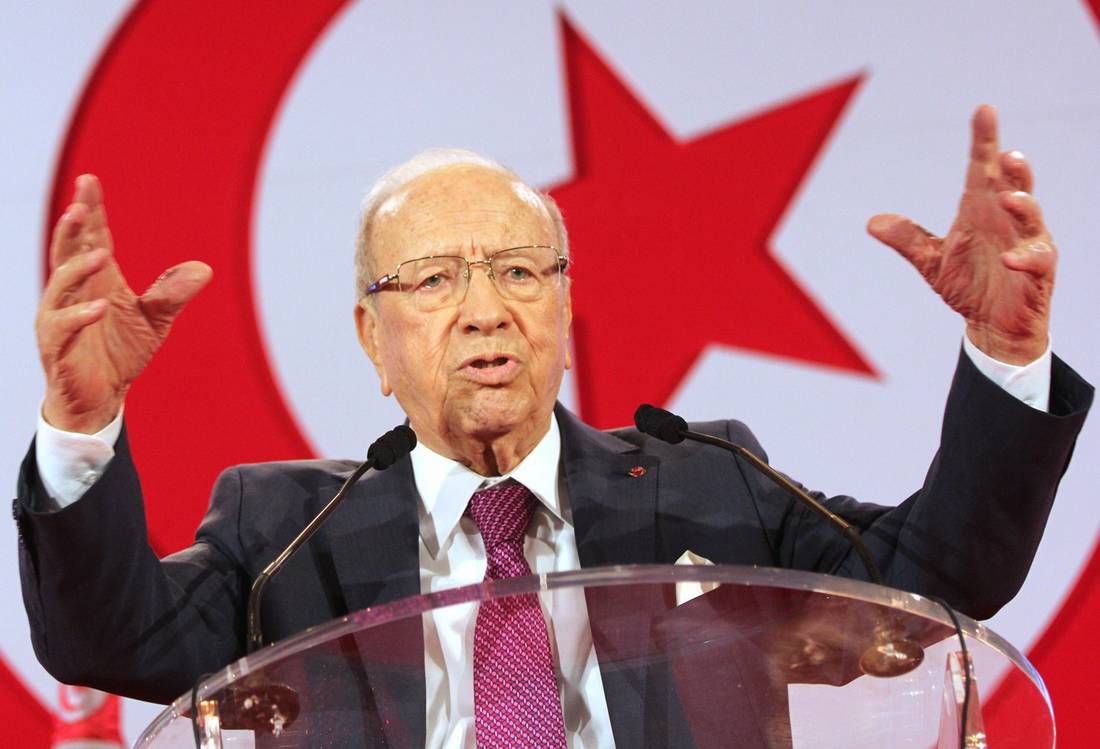 السبسي يتعرّض لانتقادات واسعة بعدما خصّص خطابًا موجهًا للشعب للحديث عن أزمة "نداء تونس"