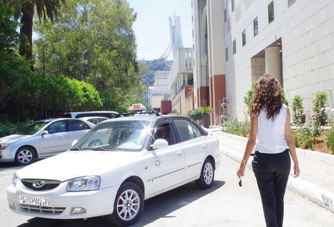 أشهر سائقة تاكسي في الجزائر تتعرّض لاعتداء.. وحملات تضامنية واسعة معها