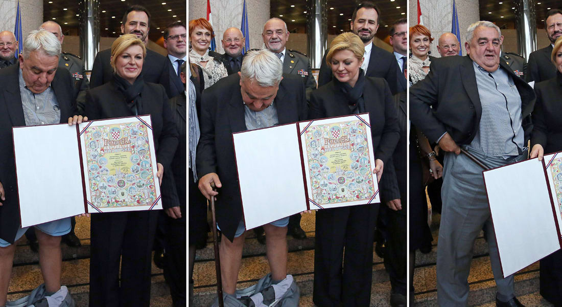 بالفيديو.. سقوط سروال رئيس لجنة "هيلسنكي" لحقوق الإنسان أمام رئيسة كرواتيا أثناء تكريمه