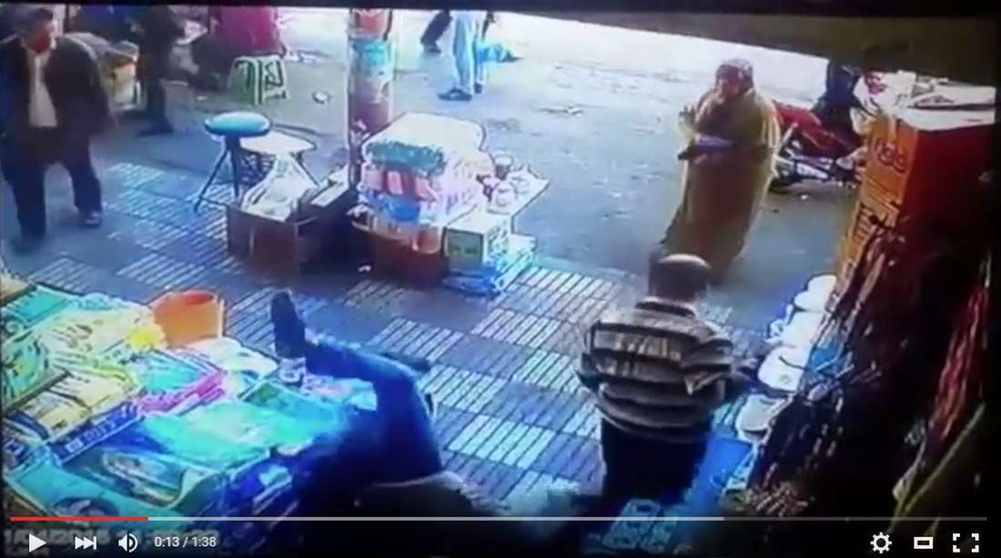 ضربة قاضية من سيدة مغربية لرجل تحرّش بها في سوق شعبي