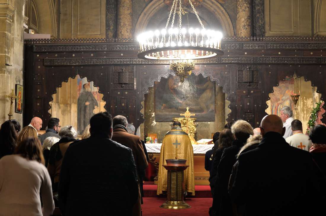 لنشر ثقافة السلام.. مسلمون يحمون كنيسة في فرنسا أثناء صلوات عيد الميلاد
