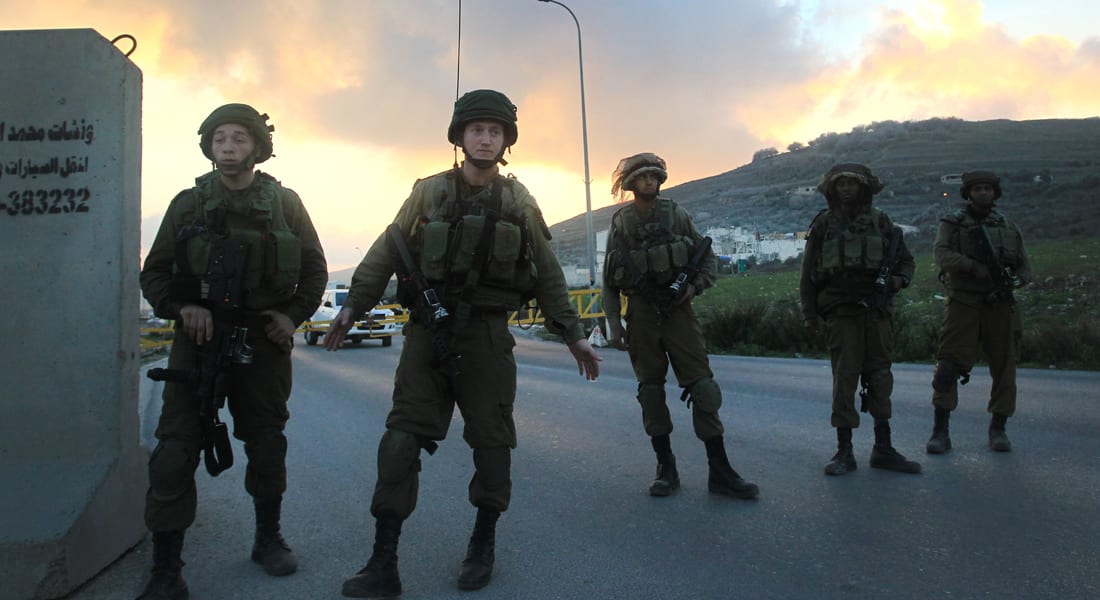 الجيش الإسرائيلي: مقتل فلسطينيين بعد طعنهما جنديا في الضفة الغربية