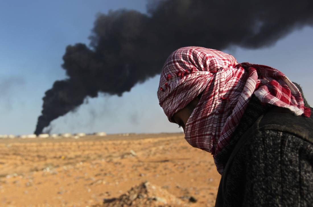 ليبيا: تفجير خزان نفطي في ميناء السدرة يشتبه أن داعش وراءه