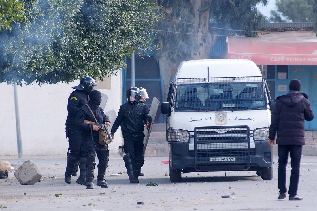 وفاة شرطي تونسي في الاحتجاجات.. والعاطلون يقتحمون بنايات عمومية