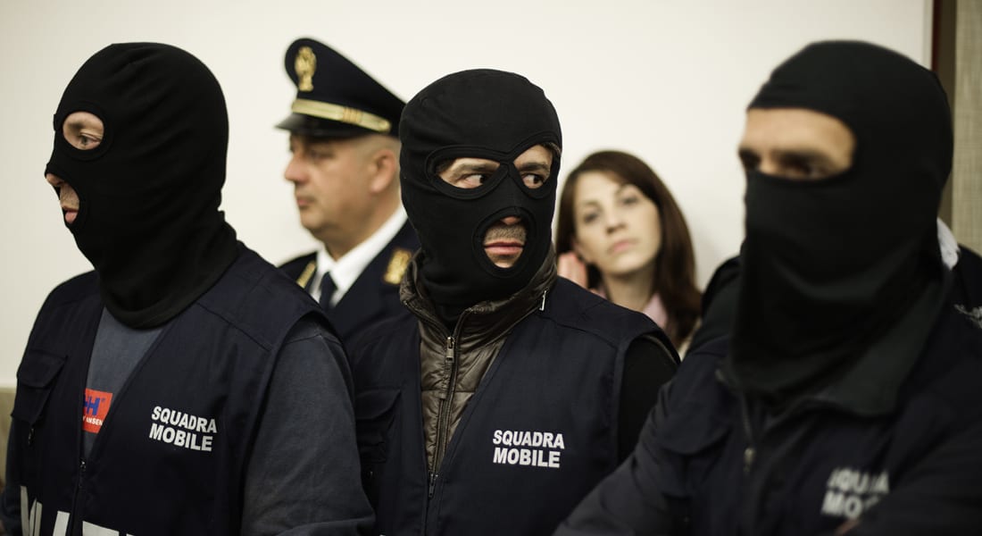 إيطاليا: اعتقال زعيمين بـ"المافيا" أحدهما فار منذ العام 1998 بمخبئ تحت الأرض
