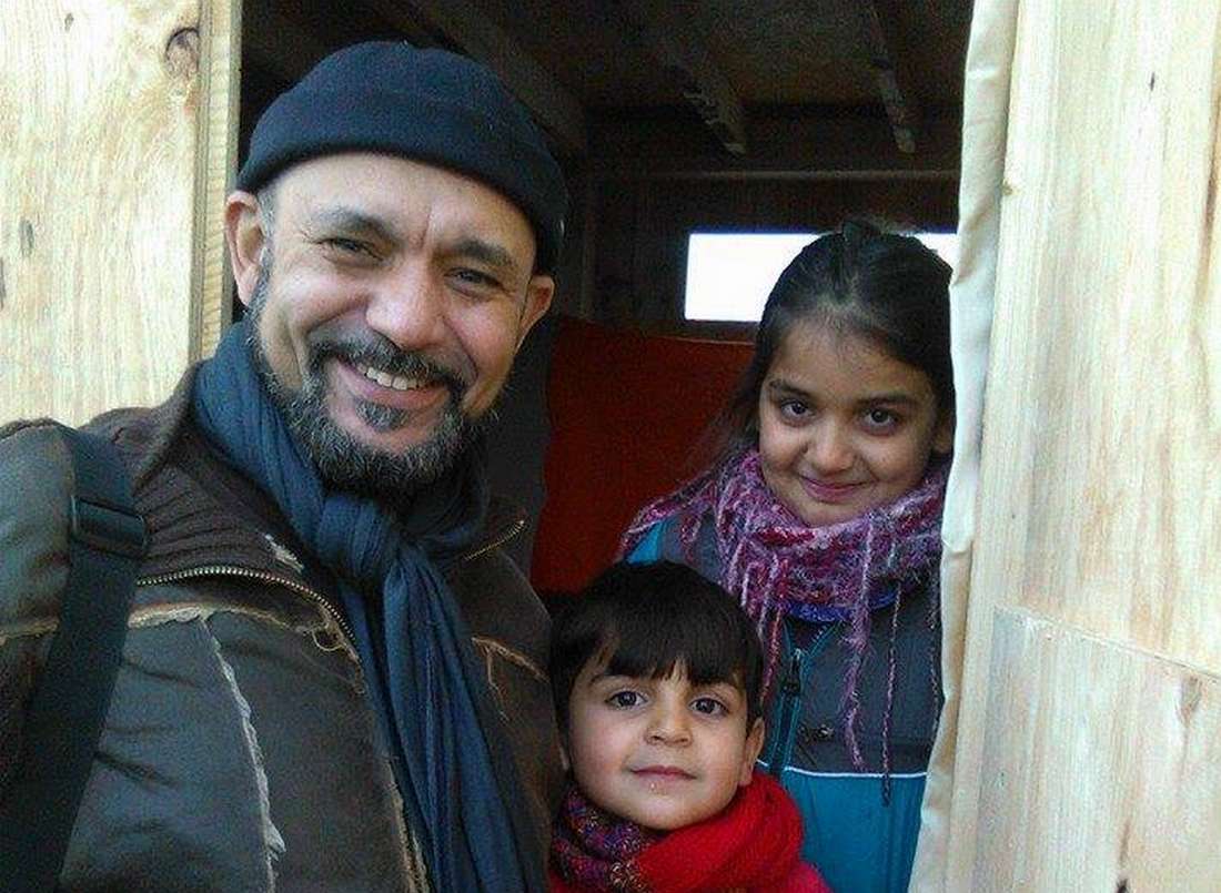 الطبيب المغربي صاحب فكرة علاج اللاجئين السوريين مجانًا ينقل عيادته خارج بلاده