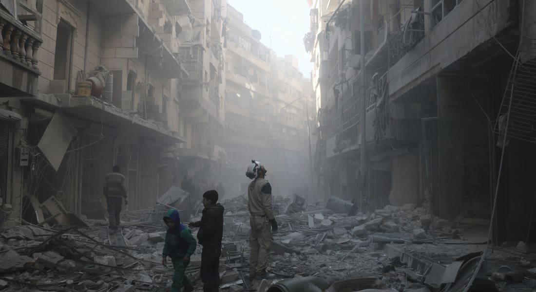 نجا من تعذيب النظام السوري واحتجاز "داعش".. حكاية تروي شجاعة مصور من حلب