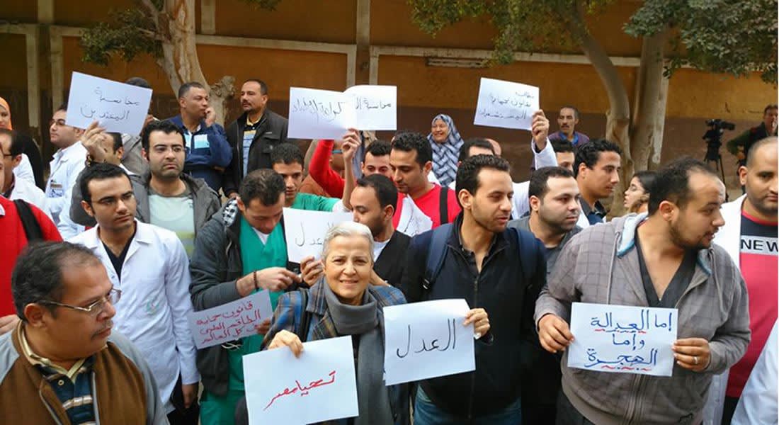وقفات احتجاجية لأطباء مصر ضد "اعتداءات الشرطة".. ووزير الداخلية: ننتهج سياسة إصلاحية 