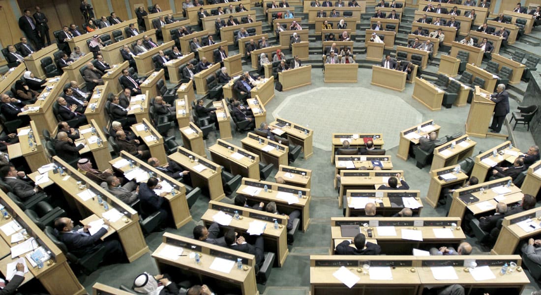نواب الأردن يقرون قانون انتخاب جديد وبدء التكهنات بقرب رحيل الحكومة