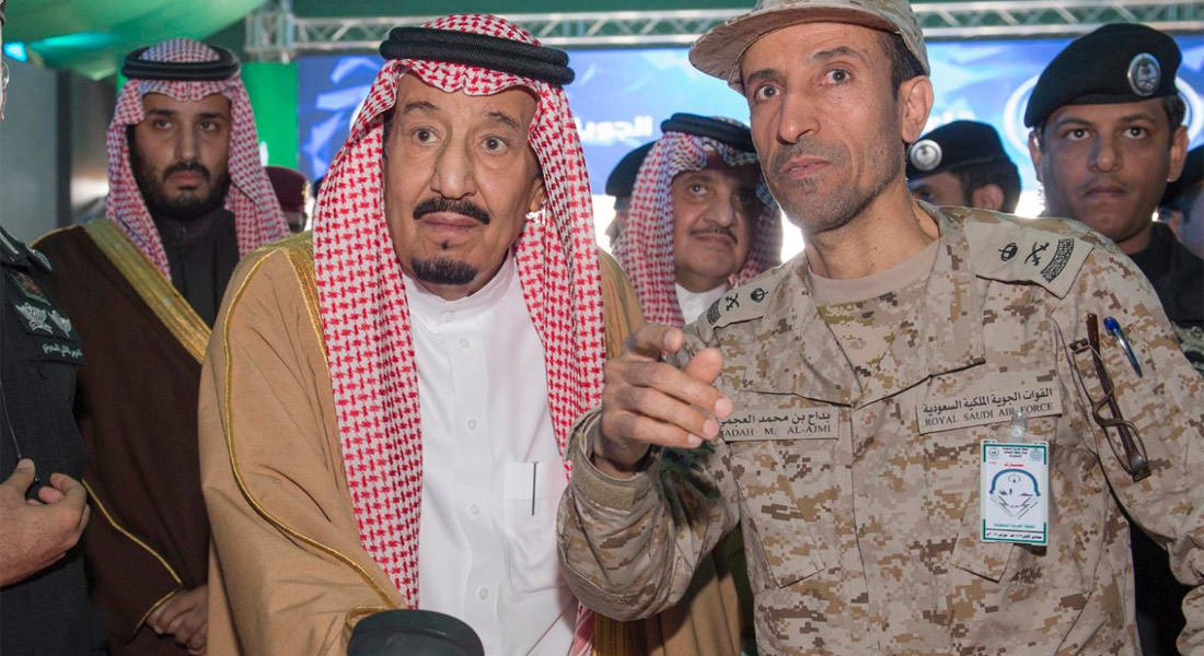 بالفيديو: الملك سلمان يتفقد مناورات "رعد الشمال".. ويدشن قاعدة "الملك سعود" الجوية العسكرية 