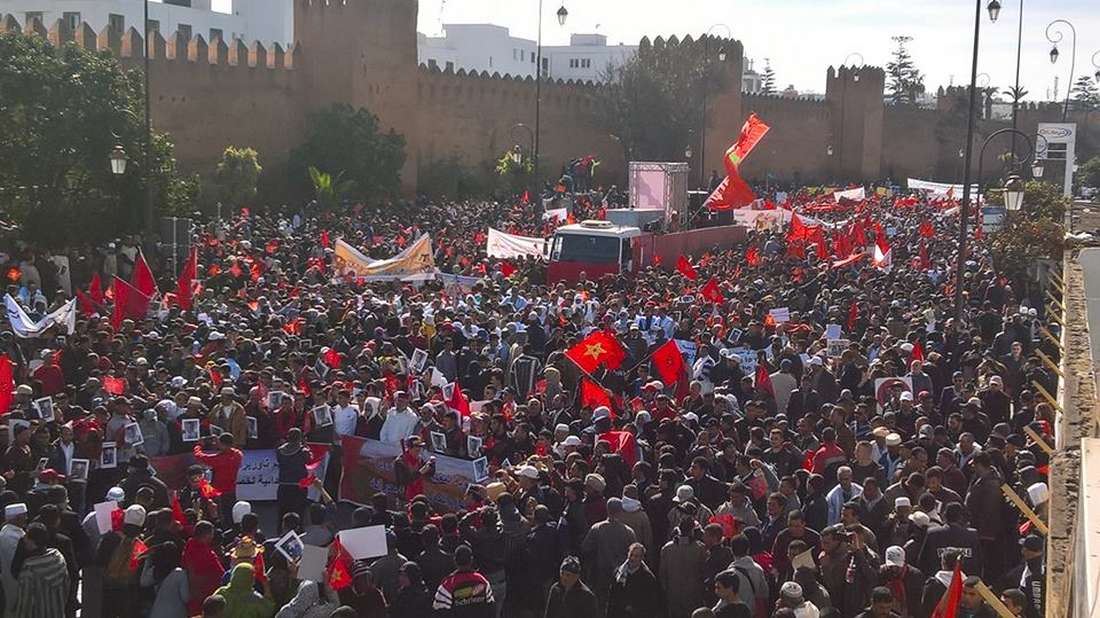 مئات آلاف المغاربة يتظاهرون ضد بان كي مون وشعارات تصفه بالجبان