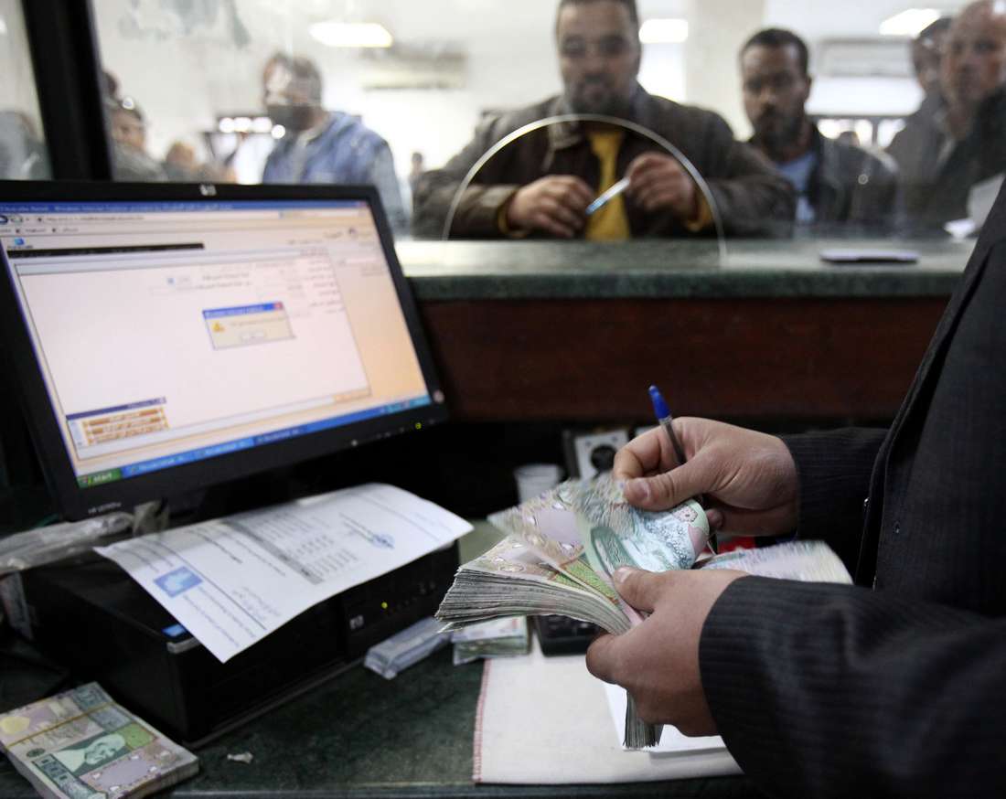 البنوك الليبية تواجه شبح الإفلاس.. ومواطنون يسحبون أموالهم منها